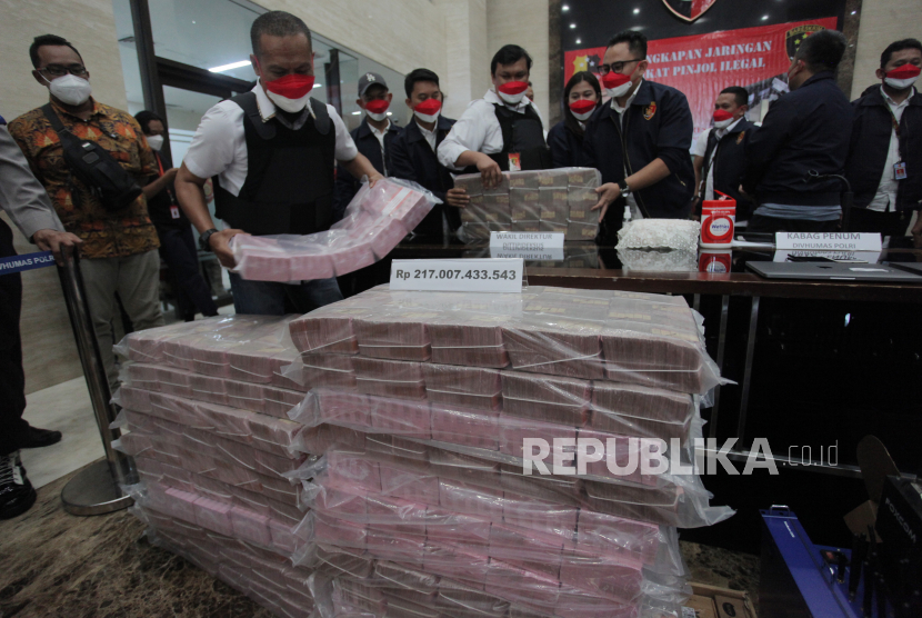 Polisi menunjukkan barang bukti kasus pinjaman online ilegal di  Bareskrim, Mabes Polri, Jakarta, Selasa, (16/11/ 2021). Polisi menangkap 13 orang tersangka terkait kasus tersebut dengan barang bukti peralatan 