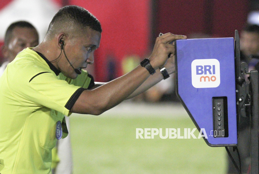 Wasit melihat Video Assistant Referee (VAR) dalam sebuah laga Liga 1. (ilustrasi)