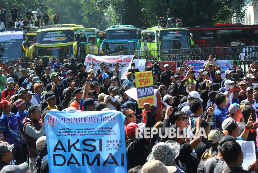 Ribuan pelaku usaha pariwisata di Jawa Barat (Jabar) menggeruduk Gedung Sate, Kota Bandung, Senin (21/07/2025). Dalam aksi itu mereka meminta agar kebijakan larangan Study Tour dicabut agar para pelaku usaha pariwisata dapat bekerja kembali serta mendapatkan penghasilan. 