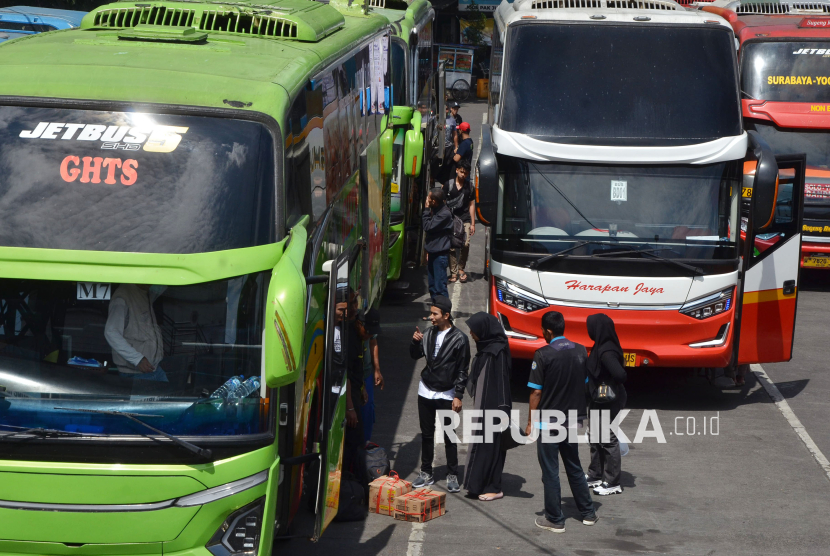 Penumpang bersiap menaiki bus di Terminal Cicaheum, Kota Bandung, Ahad (23/3/2025). Dinas Perhubungan (Dishub) Kota Bandung menyiagakan 106 unit bus AKAP dan 59 Unit bus AKDP di Terminal Cicaheum selama musim mudik 2025 ini.