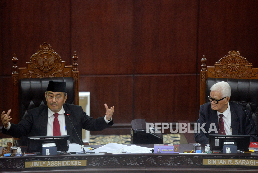 Ketua Majelis Kehormatan Mahkamah Konstitusi (MKMK) Jimly Asshiddiqie bersama anggota Bintan R. Saragih (kanan) memimpin sidang pembacaan putusan Majelis Kehormatan Mahkamah Konstitusi (MKMK) di Gedung Mahkamah Konstitusi (MK), Jakarta, Selasa (7/11/2023). Majelis Kehormatan Mahkamah Konstitusi (MKMK) memutuskan Ketua Mahkamah Konstitusi (MK) Anwar Usman terbukti melaukan pelanggaran berat terhadap kode etik dan perilaku hakim Konstitusi. MKMK juga menjatuhkan sanksi pemberhentian dari jabatan ketua MK.