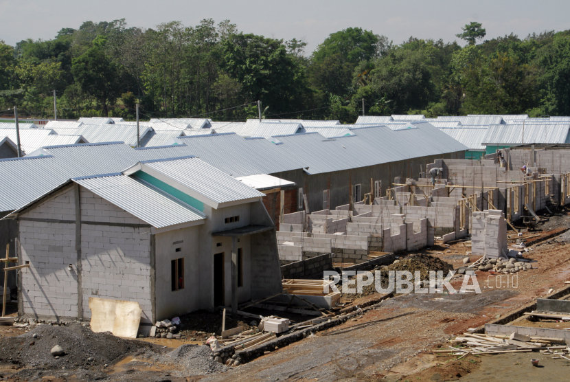 Pekerja menyelesaikan pembangunan rumah di salah satu kompleks perumahan bersubsidi di Kabupaten Gowa, Sulawesi Selatan, Rabu (13/10/2021). PT Bank Syariah Indonesia Tbk (BSI) mendapatkan kepercayaan dari BP Tapera menjadi bank penyalur dana FLPP KPR Sejahtera. 