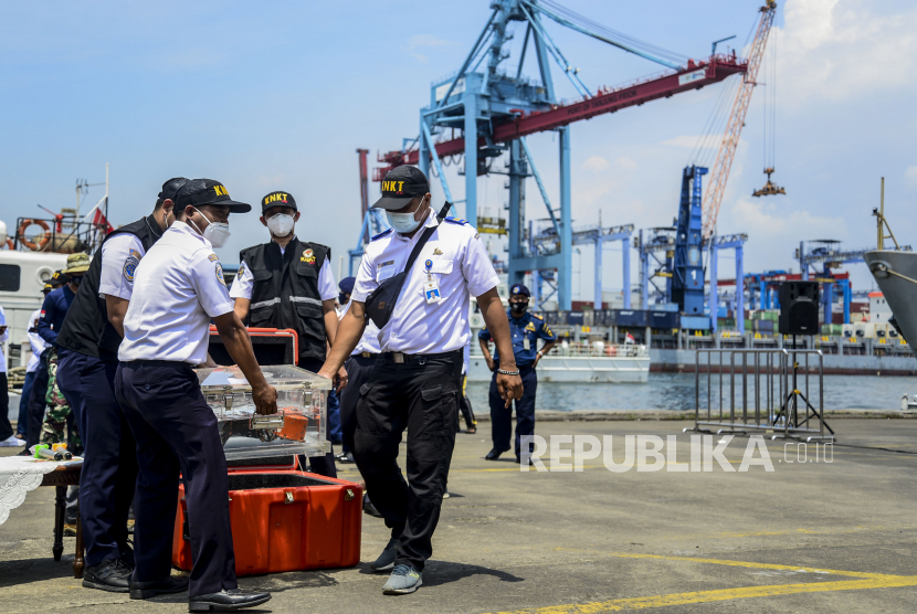 Petugas mengangkut kotak yang berisi Cockpit Voice Recorder (CVR) Sriwijaya Air SJ-182 di Dermaga JICT 2, Tanjung Priok, Jakarta, Rabu (31/3). CVR pesawat Sriwijaya Air SJ-182 yang jatuh perairan Kepulauan Seribu itu ditemukan pada Selasa (30/3) malam pukul 20.00 WIB di dasar lumpur laut menggunakan alat TSHD King Arthur 8. Selanjutnya CVR tersebut diserahkan kepada KNKT untuk diteliti lebih lanjut. Republika/Putra M. Akbar