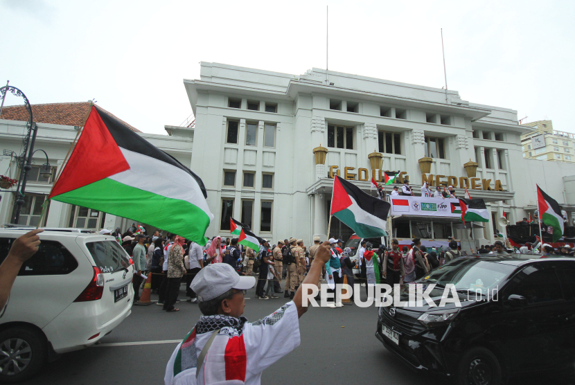 Ribuan massa mengikuti aksi solidaritas Palestina bertajuk Ramadhan Tiba Palestina Merdeka bersama Majlis Ormas Islam (MOI) Jabar, Aliansi Bela Palestina Boikot Israel (ABABIL), dan Forum Jawa Barat Peduli Palestina (FJPP) serta elemen umat Islam lainnya di depan Gedung Merdeka, Kota Bandung, Ahad (23/2/2025). Aksi ini bertujuan untuk menentang rencana yang mengancam hak-hak kemanusiaan di Gaza, memperkuat solidaritas dan menegaskan bahwa Ramadhan yang akan datang harus disertai dengan kemerdekaan Palestina.