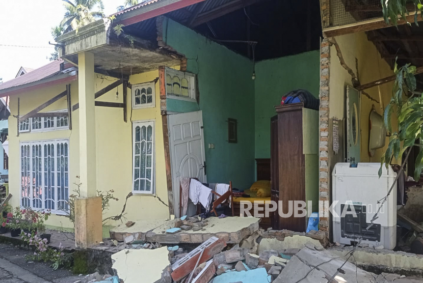foto handout yang disediakan oleh Badan Penanggulangan Bencana Daerah (BPBD) Pasaman menunjukkan sebuah rumah yang rusak akibat gempa berkekuatan 6,2 di Pasaman, Sumatera Barat, Indonesia, 25 Februari 2022. 