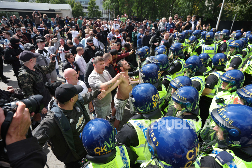 Kerusuhan di Manchester, Inggris pada 3 Agustus 2024 pecah setelah kelompok sayap kanan secara masif melakukan aksi demo anti imigran dan anti Muslim dipenuhi kekerasan.