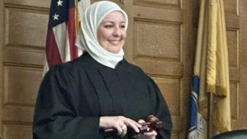 Setelah terpilih menjadi hakim di Pengadilan Tinggi New Jersey, pengacara Amerika Serikat (AS) Nadia Kahf kini menjadi seorang Muslimah pertama yang mengenakan hijab di jabatan tersebut.