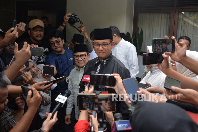 Pasangan Capres-cawapres nomor urut 01 Anies Baswedan dan Muhaimin Iskandar menjawab pertanyaan wartawan saat halal bihalal di rumah dinas Cak Imin,  Jakarta, Sabtu (20/4/2024).