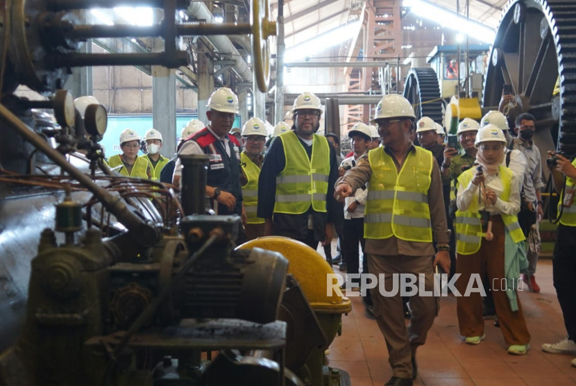 Menteri Pertanian Syahrul Yasin Limpo (Mentan SYL) membuka sekaligus meninjau proses penggilingan perdana gula konsumsi di PG Sindanglaut, Kabupaten Cirebon, Selasa (11/7/2023). 