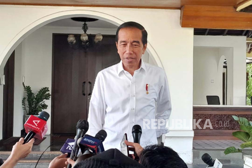 Presiden Jokowi saat memberikan keterangan pers soal Mentan SYL di depan Kantor Presiden, Jakarta, Jumat (6/10/2023).