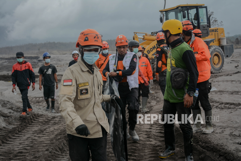 Sejumlah relawan melakukan evakuasi korban yang tertimbun material longsor guguran awan panas Gunung Semeru di Dusun Curah Kobokan, Desa Supitarang, Kabupaten Lumajang, Jawa Timur. Menteri Badan Usaha Milik Negara (BUMN) Erick Thohir memastikan pihaknya hadir untuk membantu para warga terdampak bencana erupsi Gunung Semeru. Berbagai bantuan disebutnya telah disiapkan untuk membantu para korban.