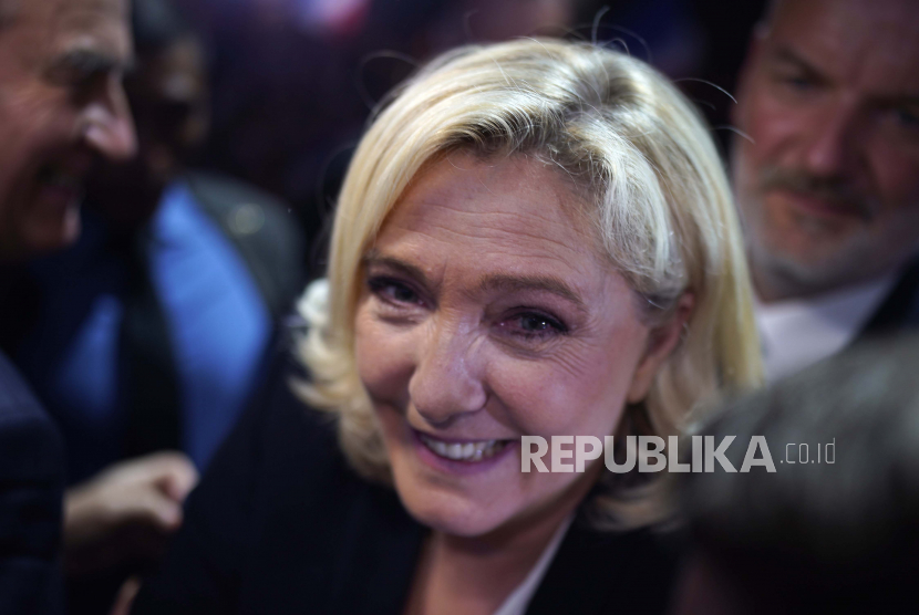  Pemimpin sayap kanan Prancis Marine Le Pen tersenyum selama kampanye di Perpignan, Prancis selatan, Kamis, 7 April 2022. Pemilu Prancis memicu naiknya Islamofobia termasuk soal larangan jilbab   