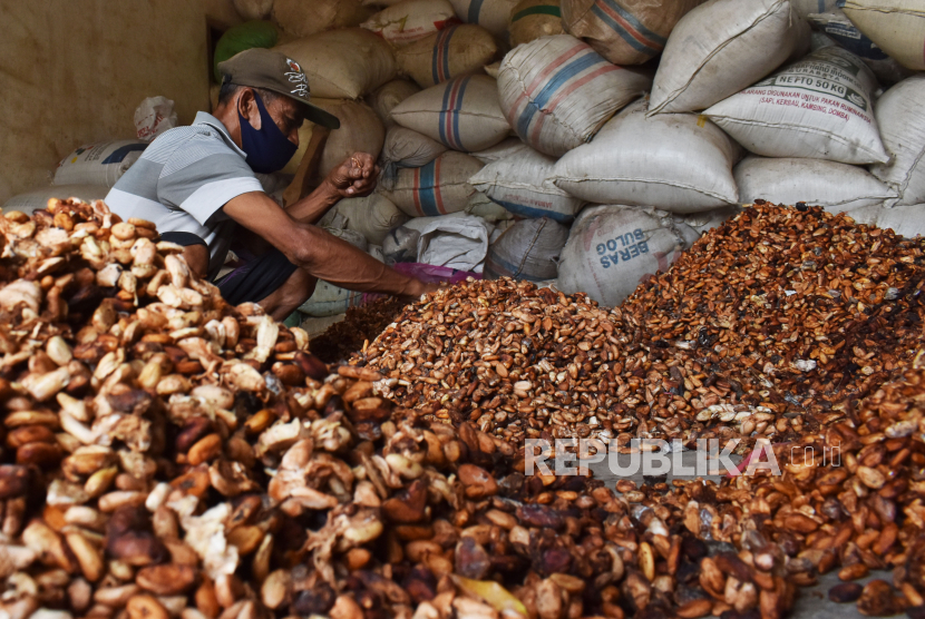 Di tengah pandemi, industri pengolahan kakao berkontribusi signifikan terhadap devisa negara. Ini tercemin dari capaian nilai ekspor produk kakao olahan sebesar 549 juta dolar AS pada periode Januari sampai Juni 2020 atau meningkat sebesar 5,13 persen dibandingkan periode sama tahun lalu.