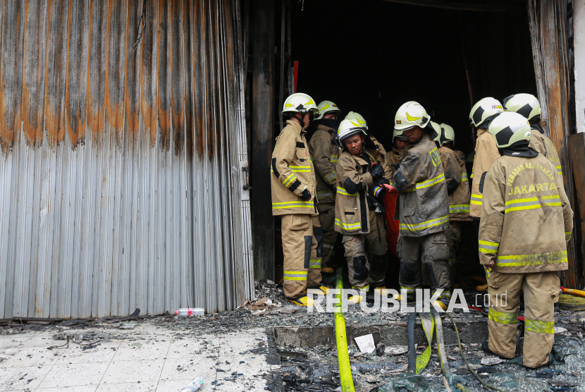 Petugas membawa kantong jenazah korban kebakaran gedung di kawasam Cempaka Baru, Jakarta Pusat, Selasa (9/12/2025). Sebanyak 22 korban yang merupakan karyawan di Gedung Terra Drone tersebut meninggal dunia akibat insiden kebakaran yang terdiri dari 15 orang perempuan dan 7 orang laki-laki, sementara korban selamat sebanyak 19 orang. Kebakaran tersebut terjadi sekitar pukul 12.43 WIB dan berhasil dipadamkan oleh 29 unit mobil damkar dan 101 personel.