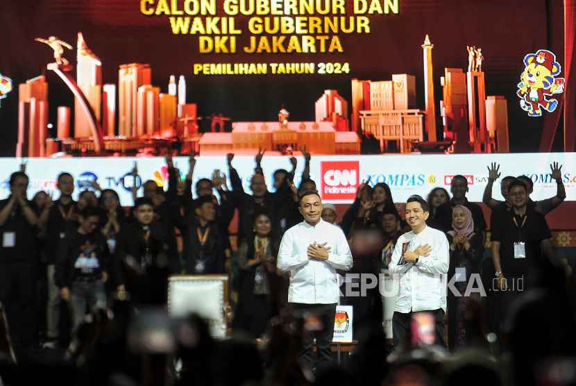 Pasangan calon gubernur dan wakil gubernur DKI Jakarta nomor urut 2 Dharma pongrekun dan Kun Wardana saat mengikuti sesi debat kedua Pemilihan Gubernur DKI Jakarta, di Beach City International Stadium (BCIS), Ancol, Jakarta Utara, Ahad (26/10/2024). Debat kedua ini mengusung tema ekonomi kesejahteraan sosial dengan enam sub tema yang meliputi infrastruktur integrasi dan pelayanan dasar prima, pendidikan dan kesehatan, penanganan ketimpangan sosial, pembangunan ekonomi digital dan UMKM, pariwisata dan ekonomi kreatif serta inflasi bahan pangan.