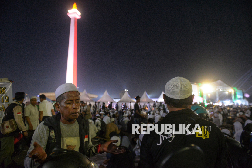 Umat Islam mengikuti Aksi Reuni 212 di kawasan Monas, Jakarta, Selasa (2/12/2025). Kegiatan yang rutin digelar setiap tahun itu dihadiri ribuan peserta dari berbagai daerah. Tema reuni tahun ini adalah Revolusi Akhlak untuk Selamatkan NKRI dari Penjahat dan Merdekakan Palestina dari Penjajah.