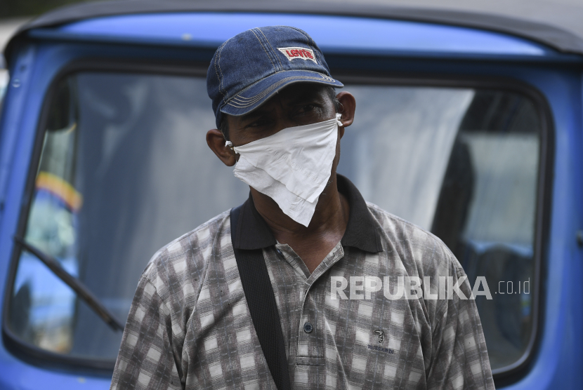 Bantuan Langsung Tunai (BLT): Seorang supir Bajai menunggu penumpang dengan mengenakan masker dari tisu di Pasar Senen, Jakarta, Kamis (26/3/2020). Pemerintah akan menyalurkan insentif berupa bantuan langsung tunai (BLT) untuk mendorong daya beli masyarakat di tengah pandemi virus corona atau COVID-19