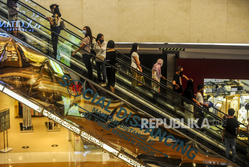 Pengunjung beraktivitas di pusat perbelanjaan Lippo Mall Kemang  (ilustrasi)