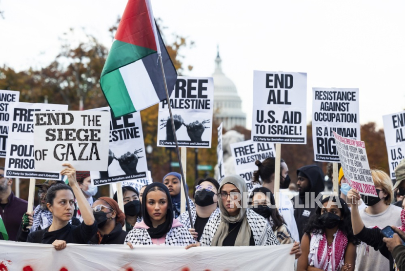 Aktivis pro-Palestina menyerukan gencatan senjata Israel di Gaza saat protes di luar Union Station di Washington, DC, AS, 17 November 2023. 