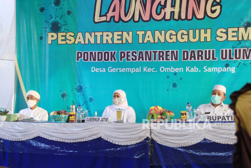 Gubernur Khofifah menghadiri peresmian pesantren tangguh di Pesantren Darul Ulum Gersempal  Omben- Sampang, Rabu (10/6). Penyiapan pesantren tangguh untuk menghadapi era new normal di tengah pandemi covid-19 jelang kembalinya para santri ke pondokan