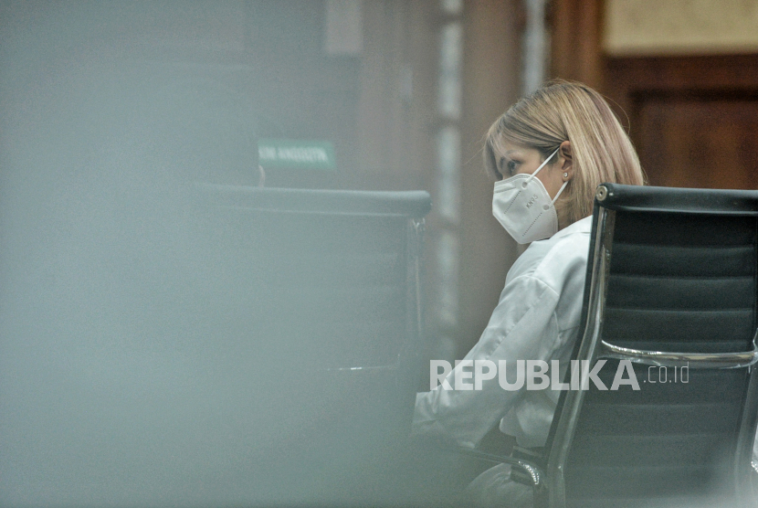Terdakwa kasus penyalahgunaan narkoba Nia Ramadhani saat menjalani sidang kasus narkoba di Pengadilan Negeri Jakarta Pusat, Jakarta, Kamis (16/12). Sidang tersebut beragendakan pemeriksaan terdakwa terkait kasus penyalahgunaan narkoba yang menimpa publik figur.