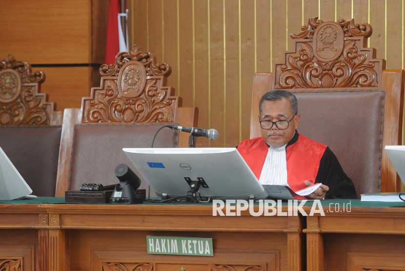 Hakim Tunggal Djuyamto saat memimpin sidang perdana praperadilan Sekretaris Jenderal PDIP Hasto Kristiyanto di Pengadilan Negeri Jakarta Selatan, Jakarta, Selasa (21/1/2025). Sidang perdana gugatan praperadilan Hasto Kristiyanto itu ditunda karena pihak Komisi Pemberantasan Korupsi (KPK) selaku termohon tak hadir di persidangan. Sidang praperadilan tersebut akan kembali digelar pada 5 Februari 2025.