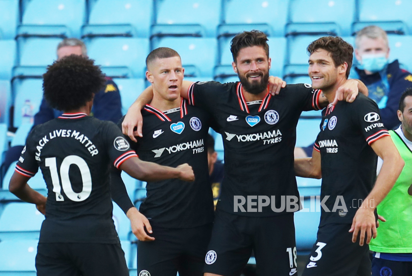 Para pemain Chelsea merayakan gol ke gawang Aston Villa.