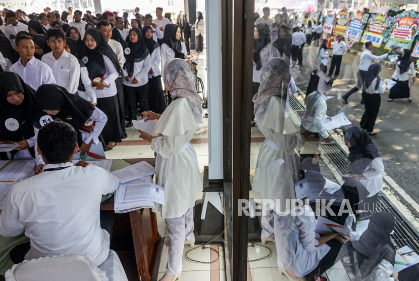 Calon Pegawai Pemerintahan dengan Perjanjian Kerja (PPPK) menerima Surat Keputusan (SK) PPPK di Halaman Pendopo Kabupaten Batang, Jawa Tengah, Selasa (21/5/2024) Pemerintah Kabupaten Batang menyerahkan SK pengangkatan PPPK kepada 1.517 orang formasi Tahun 2023 dengan jabatan fungsi tenaga pendidik, tenaga kesehatan, dan tenaga teknis dan tiga CPNS lulusan STTD. 