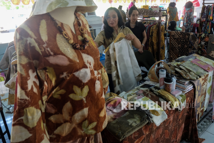Penjual melayani pembeli busana ecoprint pada pameran UMKM untuk Pemilu Damai di Solo, Jawa Tengah, Jumat (15/12/2023). Acara yang juga diisi dengan pelatihan singkat membatik, pertunjukkan budaya karawitan dan diikuti pelaku UMKM di Soloraya tersebut digelar untuk meningkatkan kunjungan wisata serta mengkampanyekan Pemilu Damai pada 2024. 