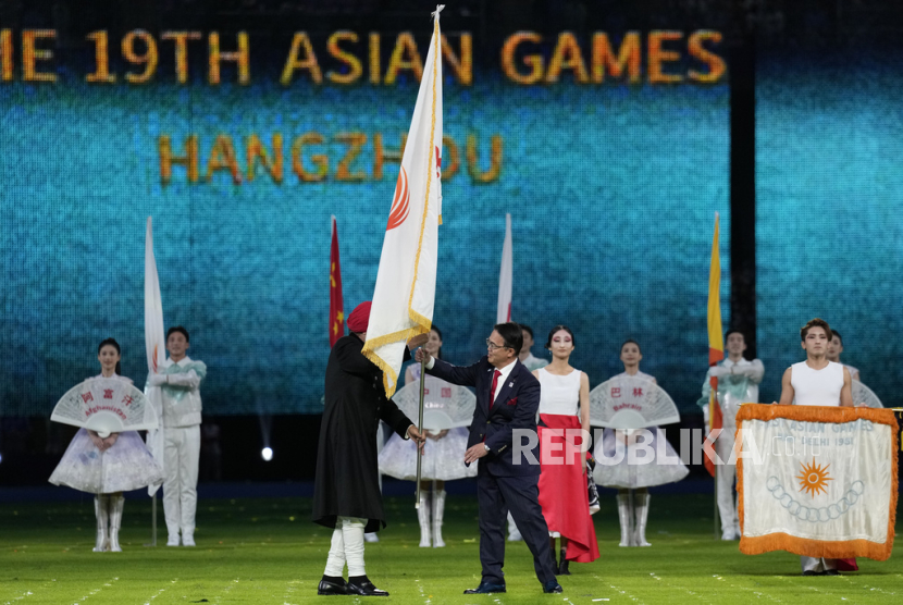 Penyeragan bendera Dewan Olimpiade Asia kepada Gubernur Prefektur Aichi Hideaki Omura saat serah terima tuan rumah Asian Games berikutnya pada upacara penutupan Asian Games Hangzhou, Ahad (8/10/2023).