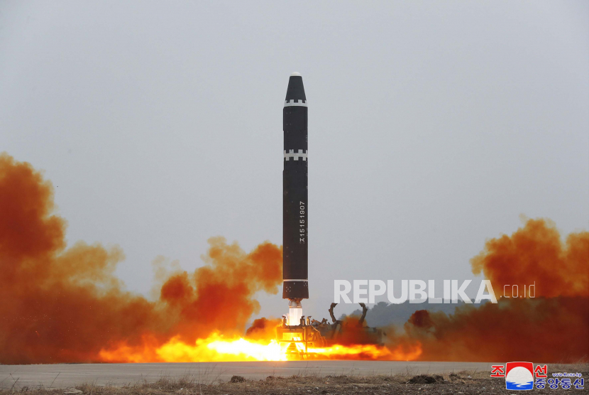 Korea Utara (Korut) menembakkan dua rudal balistik jarak pendek ke arah Laut Timur, Senin (20/2/2023). 