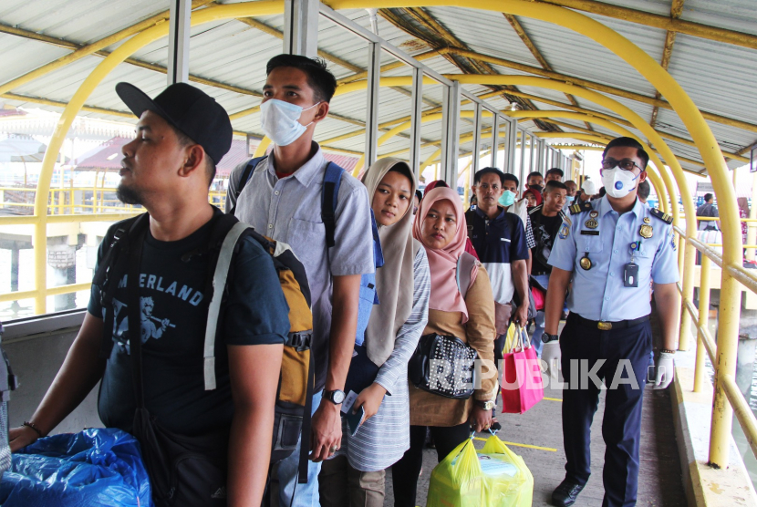 Sejumlah penumpang kapal dari Port Dickson, Malaysia yang didominasi warga negara Indonesia (WNI) tiba di Pelabuhan Dumai,  Riau, Kamis (19/3/2020).