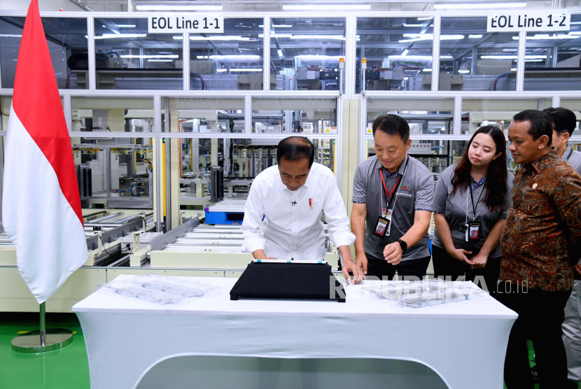 Presiden Joko Widodo (Jokowi) saat meninjau pabrik baterai mobil listrik PT Hyundai LG Industry (HLI) Green Power di Kabupaten Karawang, Jawa Barat, Kamis (14/9/2023).