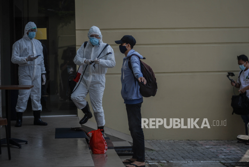 Petugas medis menyemprotkan cairan disinfektan kepada pasien orang tanpa gejala (OTG) Covid-19 untuk di isolasi mandiri di Hotel U Stay kawasan Mangga Besar, Jakarta, Senin (28/9). Pemprov DKI Jakarta merilis data, sebanyak 53 persen dari total kasus aktif Covid-19 di DKI Jakarta adalah pasien OTG. (ilustrasi)