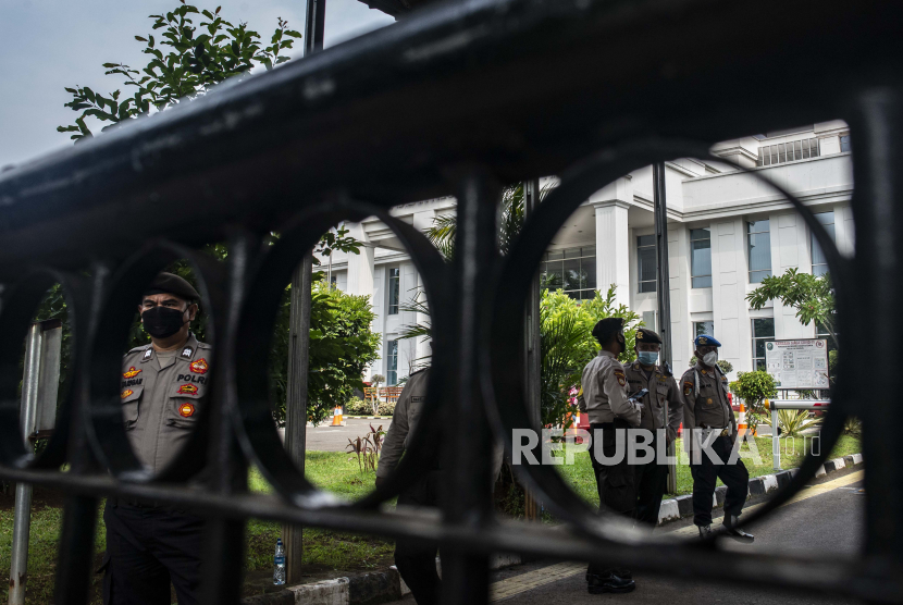 Personel kepolisian berjaga saat sidang lanjutan kasus dugaan terorisme dengan terdakwa mantan Sekretaris FPI Munarman di Pengadilan Negeri Jakarta Timur. Pada hari ini, Munarman dituntut 8 tahun penjara oleh jaksa penuntut umum. (ilustrasi)
