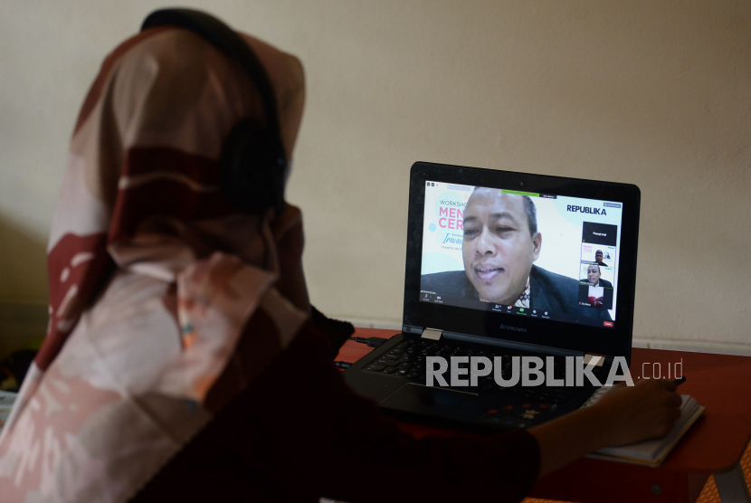 Literasi Jadi Kunci Membangun Peradaban Islam. Foto: Redaktur Republika Irwan Kelana saat menjadi narasumber webinar..