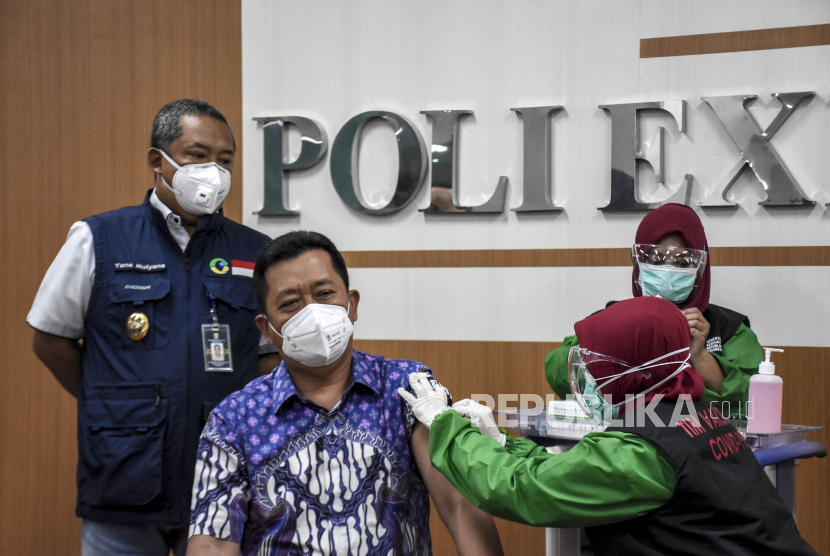 Sekretaris Daerah Kota Bandung Ema Sumarna (kedua kiri) saat mendapatka  vaksinasi Covid -19. (ilustrasi)