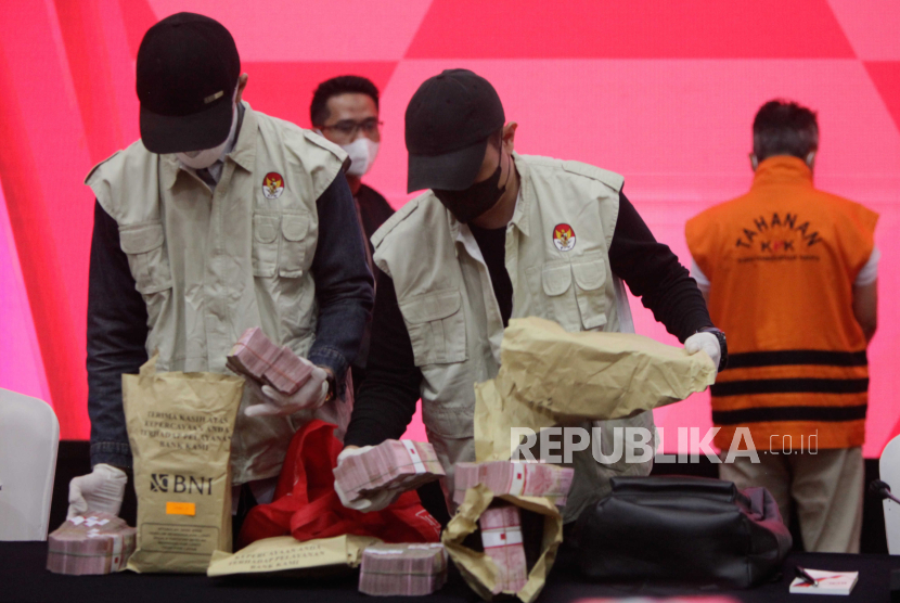 Penyidik memperlihatkan barang bukti uang kasus dugaan tindak pidana korupsi suap pengadaan barang dan jasa di Basarnas tahun 2021-2023 di Gedung Merah Putih KPK, Jakarta, Rabu (26/7/2023).