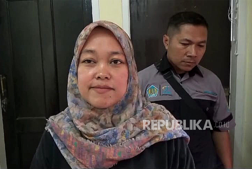 Siti Aminah (42 tahun) ibu dari korban Nabila Fitri (18 tahun) yang mengalami gangguan kejiwaan hingga meninggal dunia. Anaknya diduga menjadi korban perundungan. 