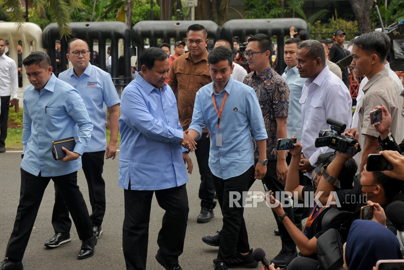 Pasangan nomor urut 2 Prabowo SubiantoGibran Rakabuming Raka tiba untuk menghadiri acara Deklarasi Kampanye Pemilu Damai di kantor Komisi Pemilihan Umum (KPU), Jakarta Pusat, Senin (27/11/2023).
