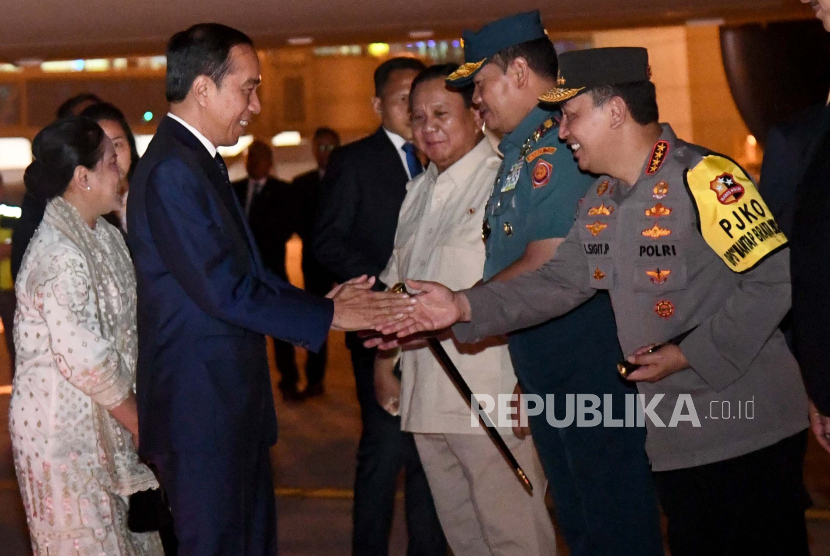 Presiden Joko Widodo dan Ibu Iriana Joko Widodo bersalaman degan Kapolri Jenderal Listyo Sigit Prabowo.