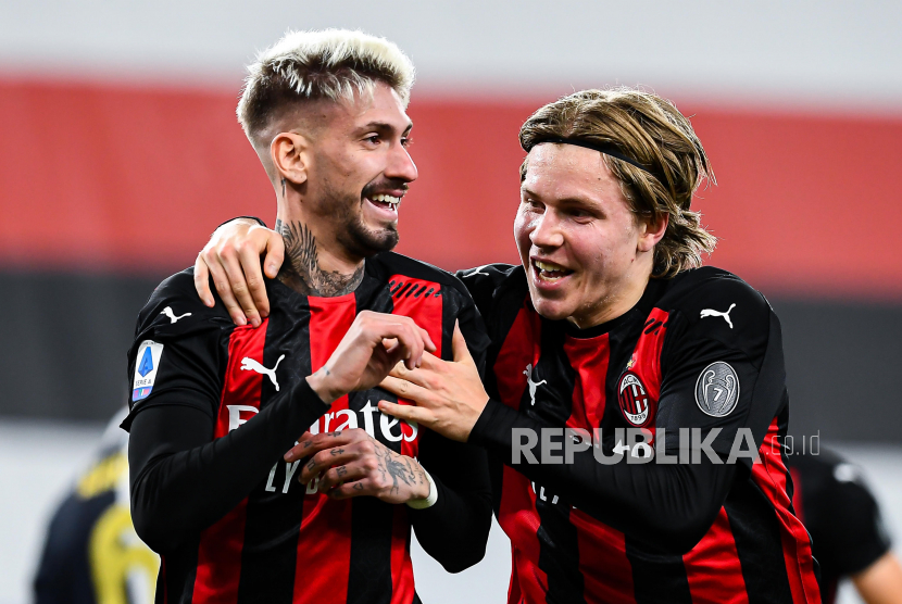 Milans Spanish forward Samu Castillejo (left) celebrates with his team-mate Norwegian forward Jens Hauge after scoring a goal during the Italian Serie A soccer match Uc Sampdoria vs Ac Milan at Luigi Ferraris stadium in Genoa, Italy, 6 December 2020.  