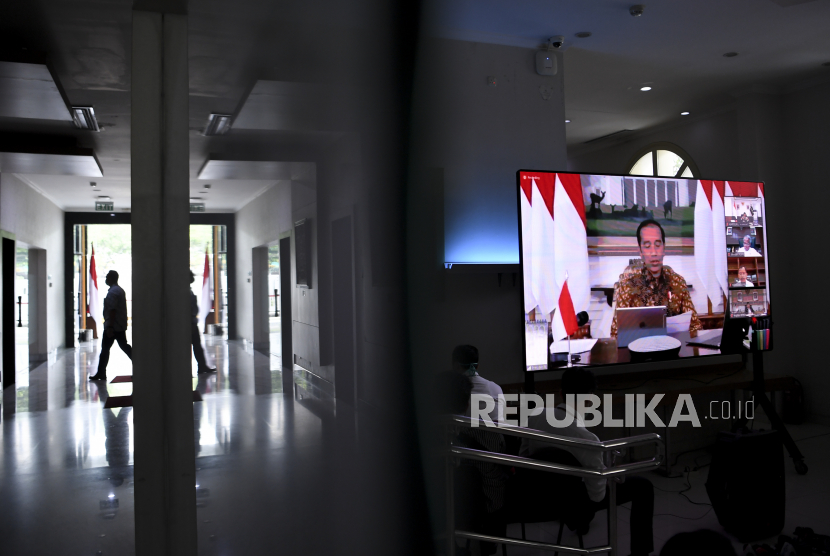 Layar menampilkan rapat terbatas (ratas) melalui konferensi video yang dipimpin Presiden Joko Widodo dari Istana Bogor di ruang wartawan Istana Kepresidenan, Jakarta. (ilustrasi)