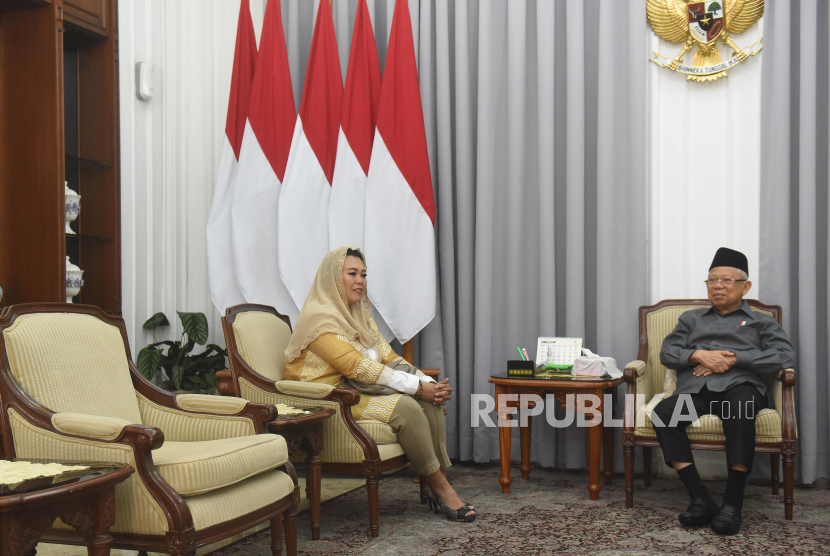 Wakil Presiden KH Maruf Amin (kanan) berbincang dengan putri Gus Dur, Yenny Wahid (kiri) di Rumah Dinas Wapres, Jakarta, Senin (19/8/2024).