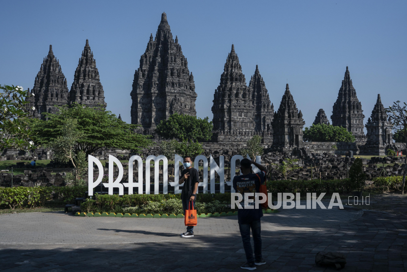 Wisatawan mengunjungi kompleks Taman Wisata Candi (TWC) Prambanan di Sleman, DI Yogyakarta, Rabu (1/7/2020).  