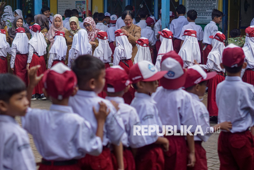 Sejumlah pelajar Sekolah Dasar (SD) bersalaman dengan guru saat halalbihalal  di SD N Proyonanggan 03, Kabupaten Batang, Jawa Tengah, Senin (30/3/2026).