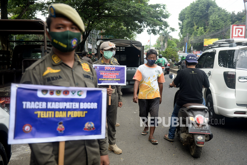 Anggota Satpol PP yang tergabung dalam tim gabungan pemburu pelanggar Pemberlakuan Pembatasan Kegiatan Masyarakat (PPKM) melakukan sosialisasi penggunaan masker (ilustrasi)