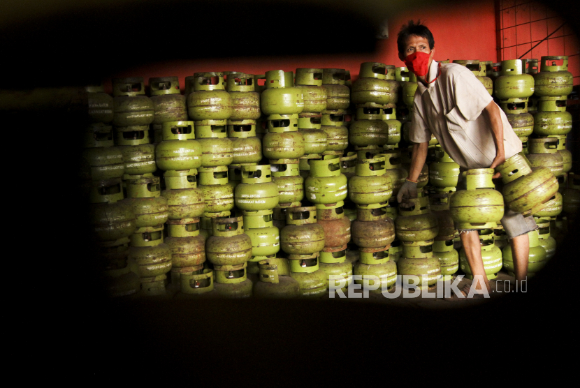 Pekerja mengangkut tabung gas elpiji 3 kilogram bersubsidi di Pangkalan Gas di Cibubur, Jakarta Timur, Sabtu (25/4). Kebutuhan PLG meningkat karena aktivitas memasak selama PSBB 