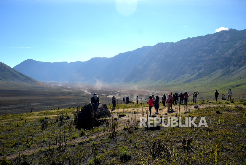 Wisatawan melihat panorama di spot wisata Watu Gede, Taman Nasional Bromo Tengger Semeru (TNBTS), Jawa Timur.