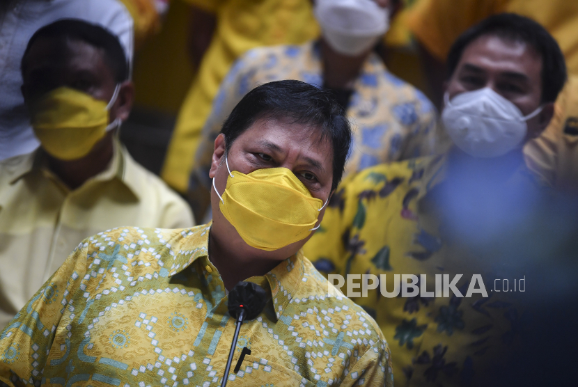 Ketua Umum Partai Golkar Airlangga Hartarto (tengah) bersama sejumlah pengurus pusat lainnya memberikan keterangan pers tentang hasil Pilkada serentak 2020 di Jakarta, Kamis (10/12/2020). Dalam keterangannya Airlangga mengatakan berdasarkan hasil hitung cepat (quick count) dari 270 wilayah yang menggelar Pilkada serentak, pasangan yang didukung Partai Golkar menang di 165 daerah. 